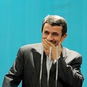 کنایه یک روزنامه به حراج ساعت احمدی‌نژاد!