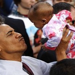 بازی اوباما با یک نوزاد در کاخ سفید+ عکس جالب