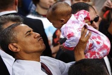 بازی اوباما با یک نوزاد در کاخ سفید+ عکس جالب