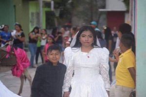 ماجرای متفاوت پنهان در عکس عروسی یک پسر بچه با زنی جوان